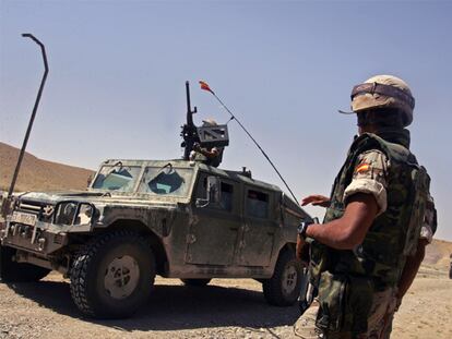 Un convoy de militares españoles en el sur de Herat (Afganistán), en agosto de 2005.