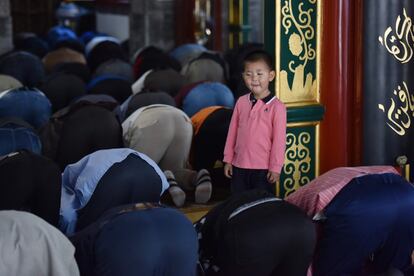 Un niño observa durante un rezo en una mezquita en Pekín, el 10 de mayo de 2019.