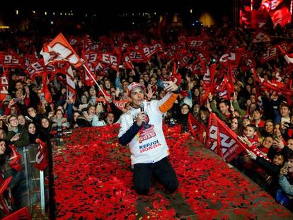 Marc Márquez celebra el títol a Cervera.