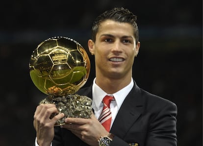 Cristiano Ronaldo sostiene el trofeo del Balón de Oro que le distinguió como el mejor futbolista del mundo en 2008, antes de un partido del Manchester United de Champions League en el Old Trafford (Inglaterra).