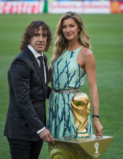 Gisele Bündchen, con Carles Puyol, Ambos entregaron la Copa del Mundial de Fútbol.