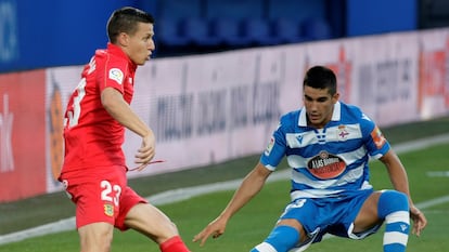 Los jugadores del Fuenlabrada, José Fran, y del Deportivo, Jorge Valín, durante el partido aplazado correspondiente a la última jornada de la Liga SmartBank.