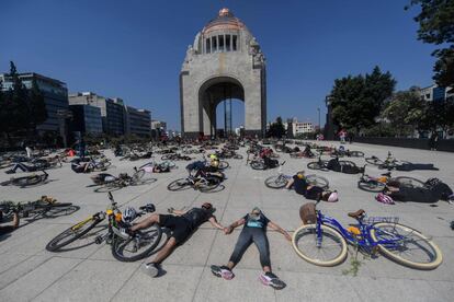 Miembros del movimiento Ni un ciclista menos durante una campaña de concienciación, en Ciudad de México.