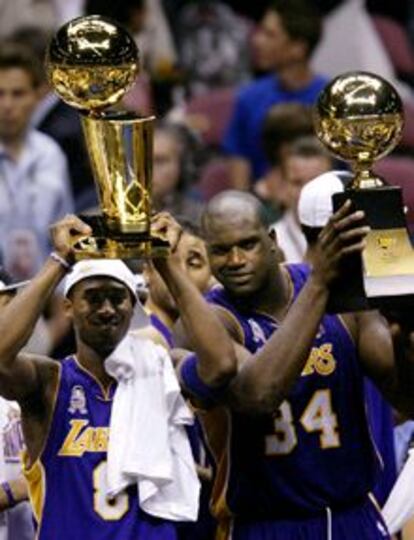 Kobe Bryant (izquierda) con el trofeo de campeón de la NBA y Shaquille O'Neal con el de mejor jugador.