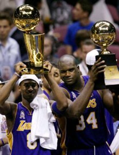 Kobe Bryant (izquierda) con el trofeo de campeón de la NBA y Shaquille O&#39;Neal con el de mejor jugador.