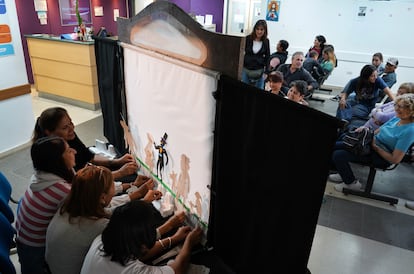 Pacientes del hospital oncológico ofrecen una presentación de teatro de sombras en la sala de espera.