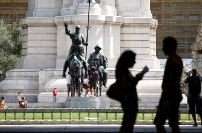 Turistas extranjeros en la plaza de España de Madrid.