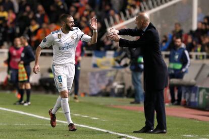 Zidane felicita a Benzema por uno de sus goles.