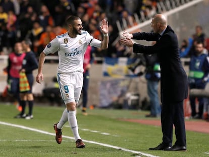 Zidane felicita a Benzema por uno de sus goles.