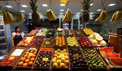 Precio de la fruta exhibidos en un mercado de Buenos Aires.