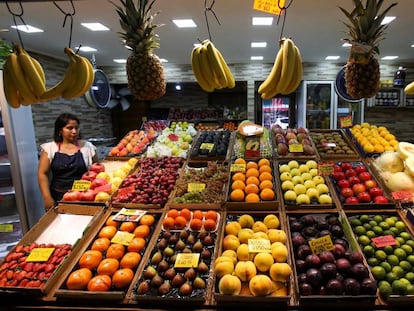Precio de la fruta exhibidos en un mercado de Buenos Aires.