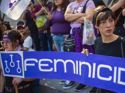 Uma mulher participa de um protesto contra a violência machista, na cidade do México, em fevereiro deste ano.