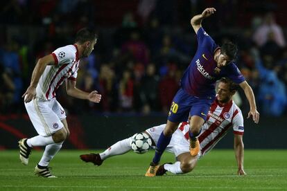 Sergi Roberto es abordado durante el partido.