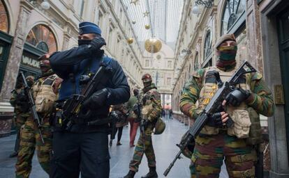 Policia i soldats a s Brussel&middot;les. 