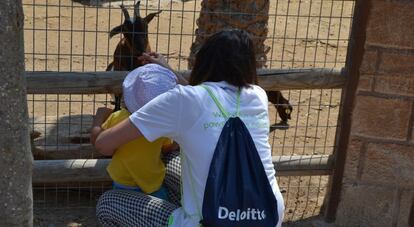 Una voluntaria de Deloitte participa en una actividad del Impact Day.