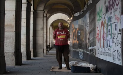 Alberto, de 47 anos, no pórtico da Plaza Mayor de Madri, onde dorme.