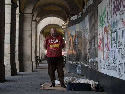 Alberto, de 47 anos, no pórtico da Plaza Mayor de Madri, onde dorme.