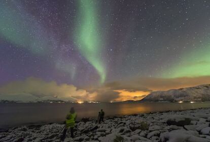 Cazadores de auroras boreales armados con cámaras.