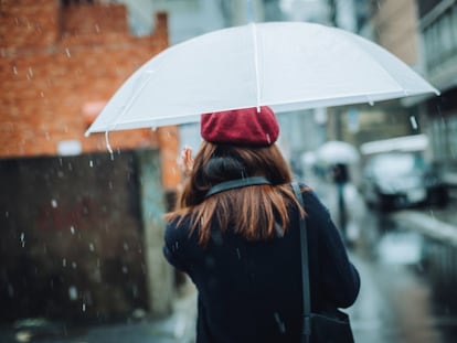 Protectores para mochilas, móviles o calzado son algunos de los artículos que ayudan a aislarse de la lluvia cuando no queda más remedio que salir.