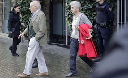 Jordi Pujol y Marta Ferrusola a la salida de su hogar en Barcelona. 