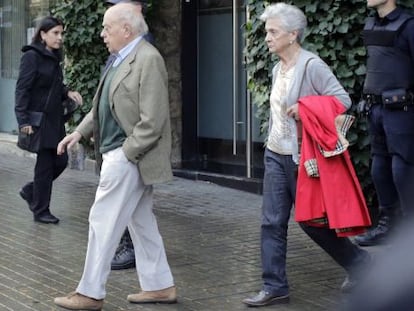 Jordi Pujol i Marta Ferrusola a la sortida de casa seva a Barcelona.