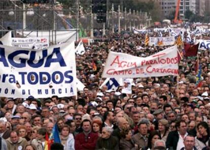 El paseo de la Alameda, abarrotado de personas que demandan la aplicación de la ley, aprobada hace 20 meses.