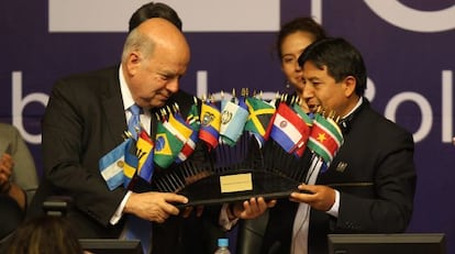 El secretario general de la OEA, Jos&eacute; Miguel Insulza (i), y el ministro de exteriores de Bolivia, David Choquehuanca (d), en la ceremonia de clausura.