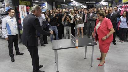 Alberto Fabra y Rita Barber&aacute; juegan al ping-pong.