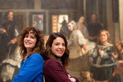 Las presentadoras Lidia San José (izquierda) y Leonor Martín (derecha) delante de 'Las meninas' de Velázquez en el museo del Prado (Madrid).