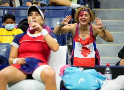 Una aficionada canadiense anima a Bianca Andreescu durante un partido en Nueva York.