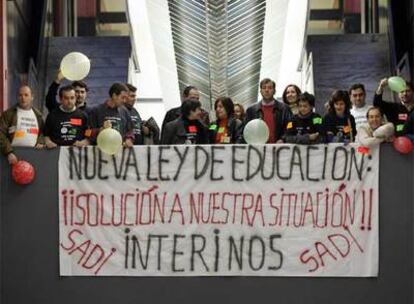 Encierro de profesores interinos en la Consejería de Educación de Andalucía, en Sevilla en 2004.