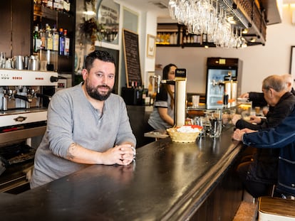 El cocinero Manuel Urbano, en su nuevo negocio, el Bar Campillo.