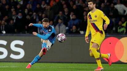 Mertens ante Piqué, en el partido de ida en el San Paolo.