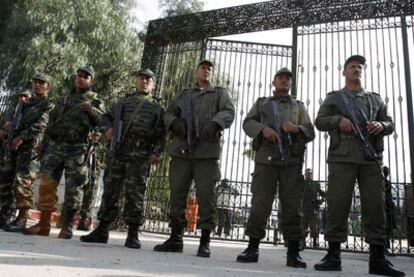 Una formación de soldados monta guardia ante la Asamblea Nacional, el lunes en Túnez capital.