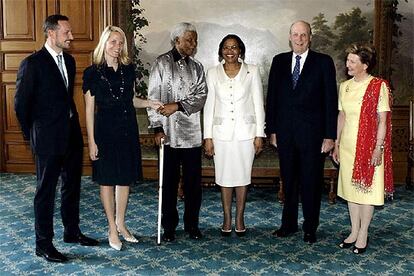 El ex presidente surafricano Nelson Mandela y su esposa, Graça Machel, que están en Noruega para asistir al concierto <i>46664 Artico,</i> visitaron al rey Harald, la reina Sonia (a la derecha de la foto) y los príncipes Haakon y Mette-Marit.