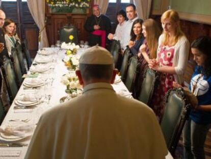 El papa Francisco reza junto a j&oacute;venes brasile&ntilde;os.
