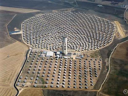 Vista aérea de los helióstatos de la empresa Abengoa en Sanlúcar la Mayor (Sevilla), la mayor planta solar térmica de Europa.