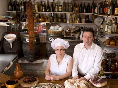 Eva Llares y José Ríos, en el restaurante Casa Ríos, de Xesteda.