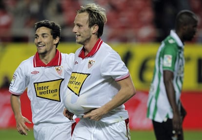 Ivan Rakitic celebra con su compañero Jesús Navas el quinto gol del equipo sevillista.