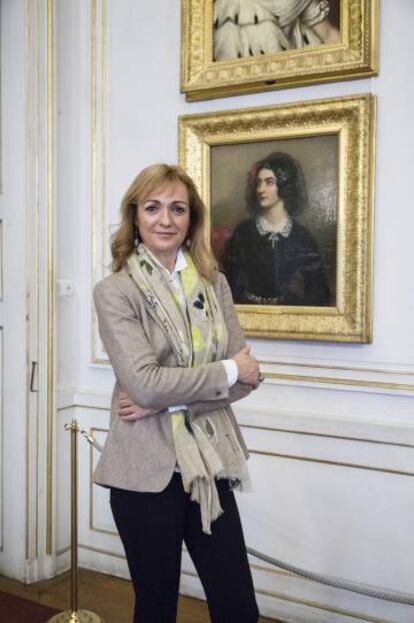 Cristina Morató, junto al retrato de Lola Montes en el Nymphenburg de Múnich.