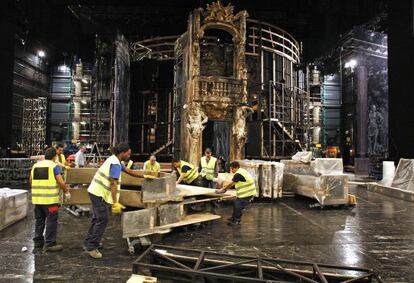 Desmontaje de escenarios en el Teatro Real.