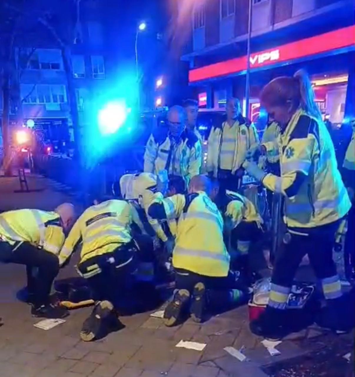 El equipo del Samur atiende al menor herido este domingo en Chamartín.