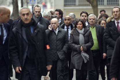 Llegada del ministro del Interior de Francia, Bernard Cazeneuve y de la alcaldesa de París, Anne Hidalgoa la sede del periódico satírico.