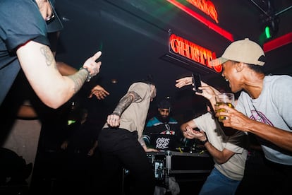 Varias personas bailan en la fiesta Ghetto Vibes en Madrid, el 25 de octubre de 2024.