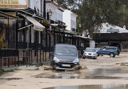 Aspecto de una calle de la aldea almonteña de El Rocío (Huelva), llena de charcos y barro tras las intensas lluvias que se vienen registrando en los últimos días.