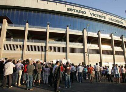 Aficionados en los exteriores del Calderón.