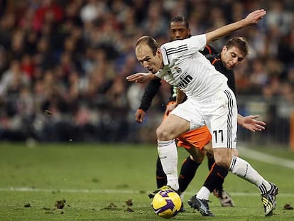 Robben se lleva el balón ante Joaquín, con Fernandes al quite.