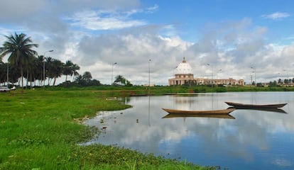 En Costa de Marfil existe una reproducción de El Vaticano a escala real y abierta al culto católico. Lo único que le falta es el Papa, lo demás lo tienen: una basílica (Nuestra Señora de la Paz) de mármol italiano, de 195 metros de largo y 150 de ancho, y con una cúpula de 158 metros de altura, más grande incluso que la de Roma.