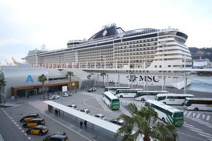 El creuer de MSC arriba al Port de Barcelona.