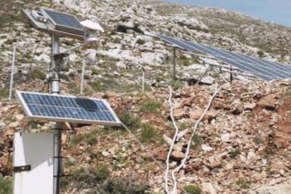 Placas solares en la isla griega de Tilos.